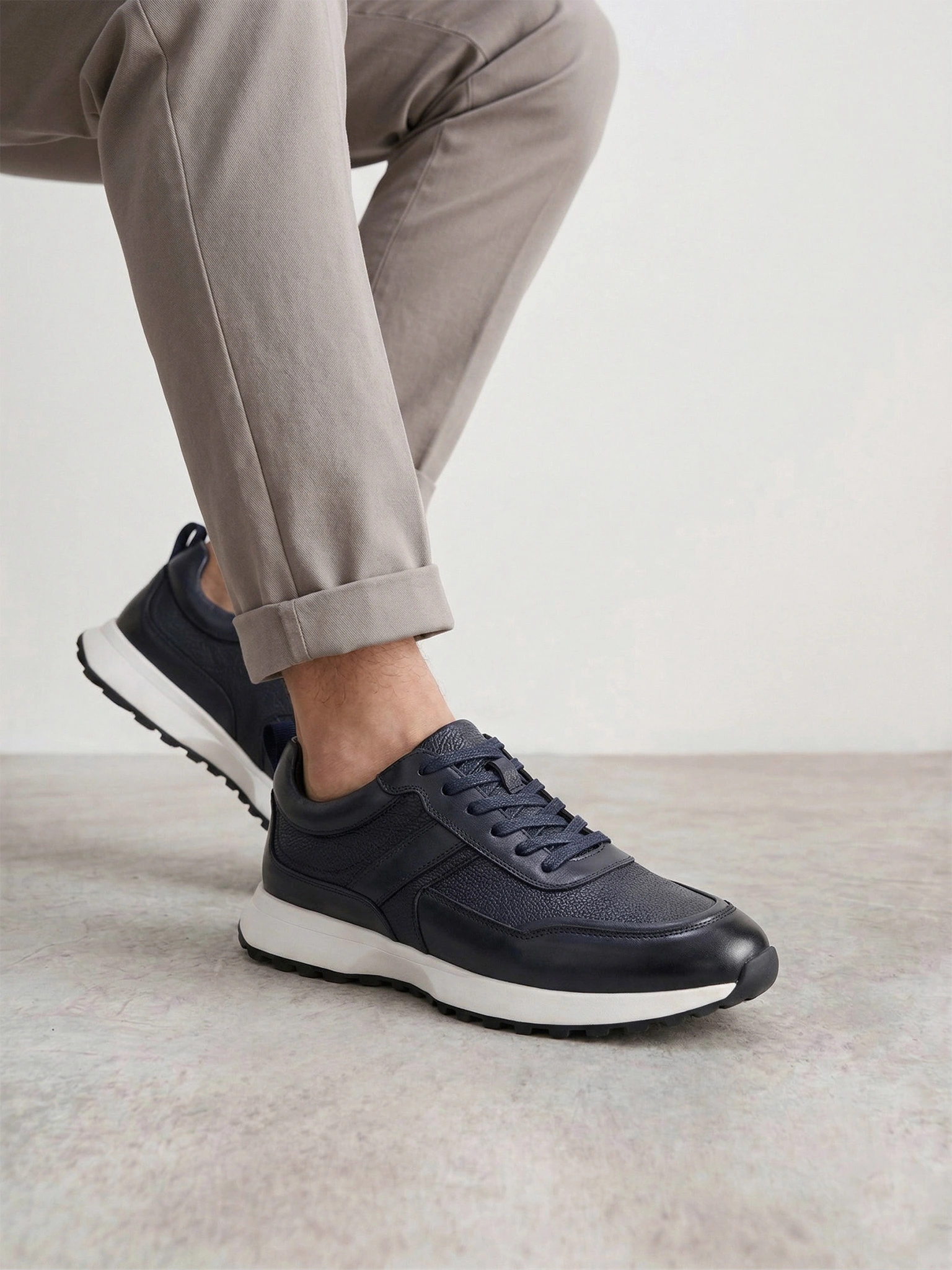 Кроссовки темно-синего цвета на средней контрастной подошве